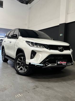 TOYOTA HILUX SW4 2.8 D-4D TURBO DIESEL DIAMOND 7L 4X4 AUTOMÁTICO